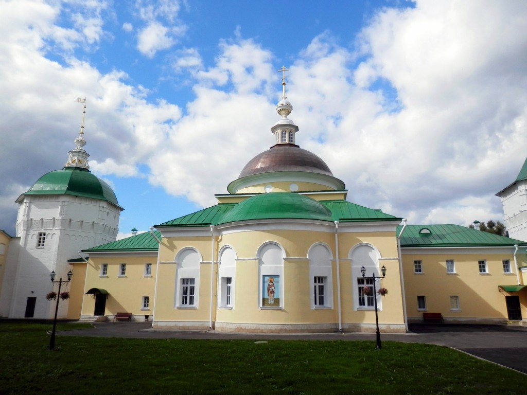 Николо-Пешношский монастырь. Церковь Димитрия, митрополита Ростовского, в больничном корпусе, Луговой (Дмитровский городской округ, Московская область). фасады