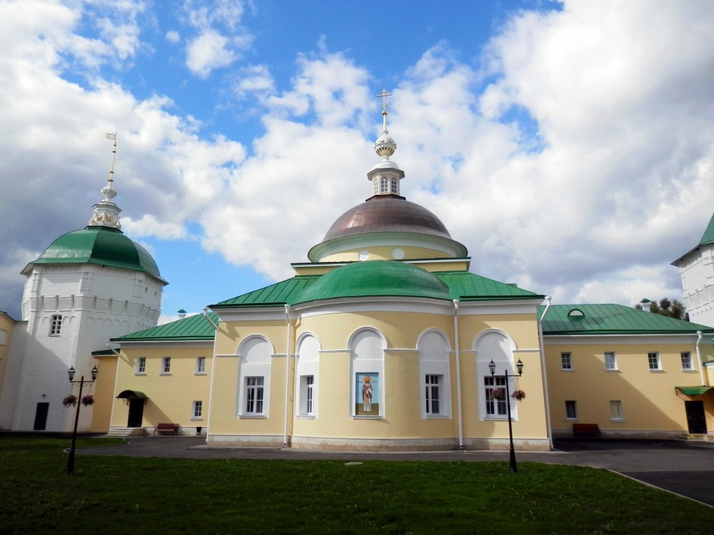 Луговой. Николо-Пешношский монастырь. Церковь Димитрия, митрополита Ростовского, в больничном корпусе. фасады