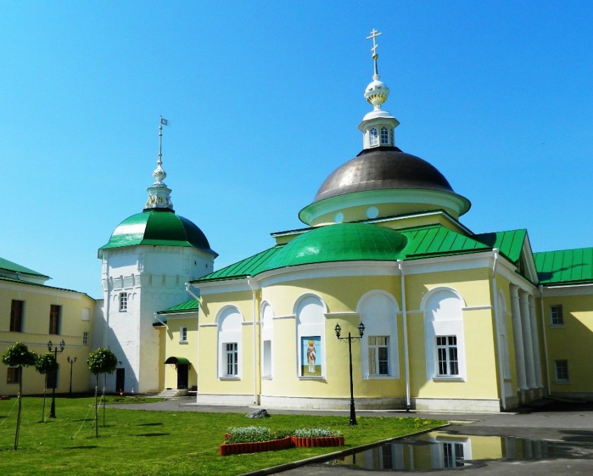 Луговой. Николо-Пешношский монастырь. Церковь Димитрия, митрополита Ростовского, в больничном корпусе. фасады