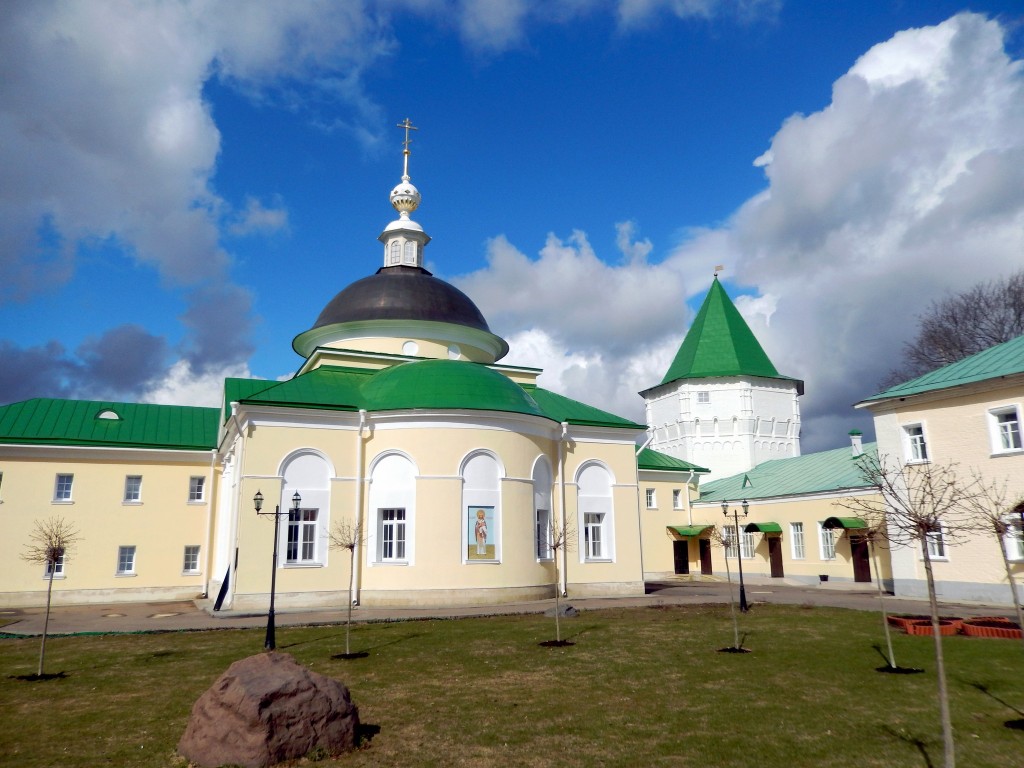 Луговой. Николо-Пешношский монастырь. Церковь Димитрия, митрополита Ростовского, в больничном корпусе. фасады