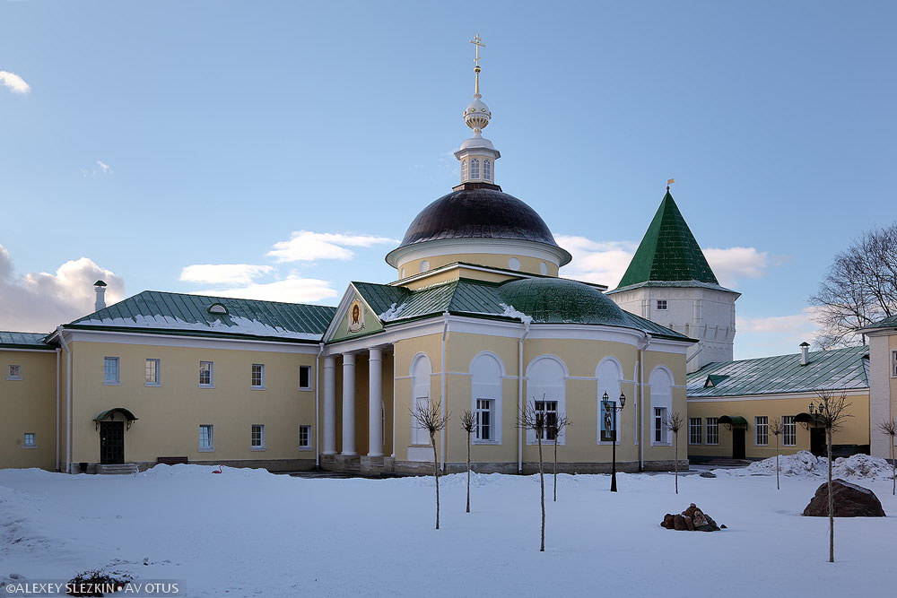 Луговой. Николо-Пешношский монастырь. Церковь Димитрия, митрополита Ростовского, в больничном корпусе. фасады