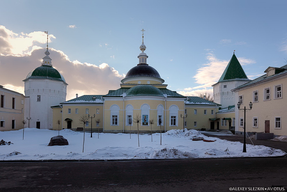Николо-Пешношский монастырь. Церковь Димитрия, митрополита Ростовского, в больничном корпусе, Луговой (Дмитровский городской округ, Московская область). фасады