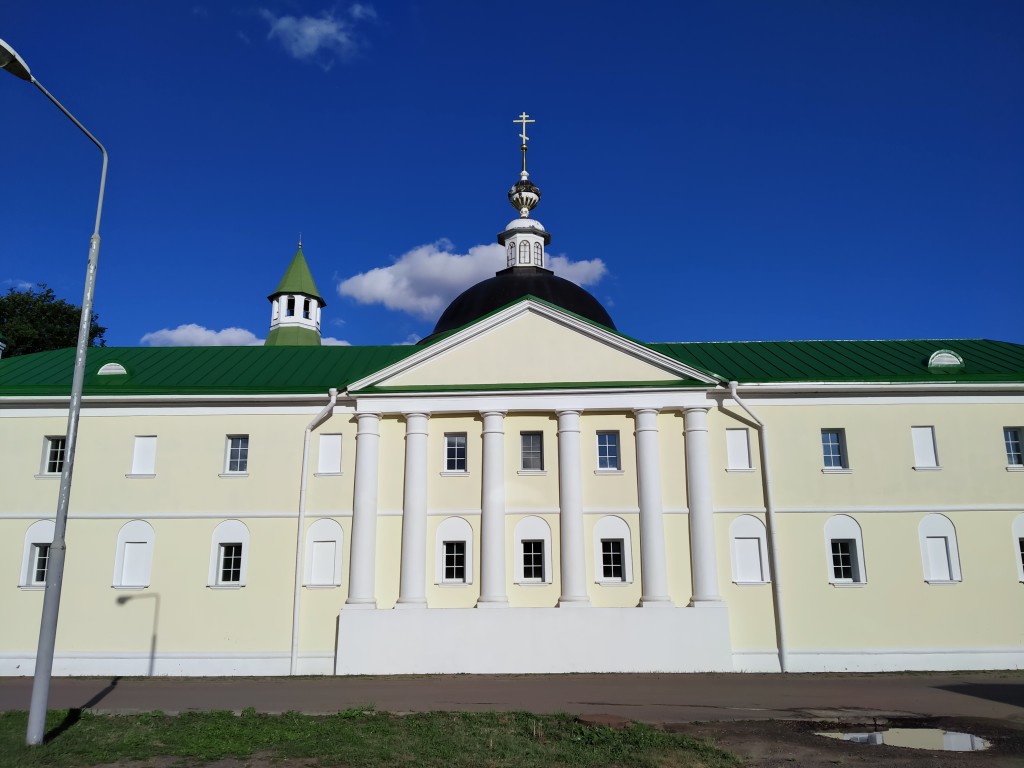 Николо-Пешношский монастырь. Церковь Димитрия, митрополита Ростовского, в больничном корпусе, Луговой (Дмитровский городской округ, Московская область). фасады
