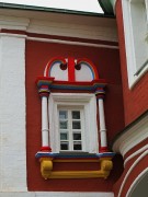 Николо-Пешношский монастырь. Церковь Преображения Господня, Архитектурный декор наличника окна<br>, Луговой, Дмитровский городской округ, Московская область