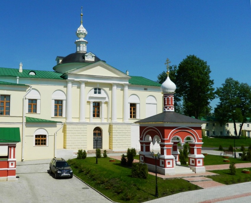 Николо-Пешношский монастырь. Церковь Сретения Господня в трапезном корпусе, Луговой (Дмитровский городской округ, Московская область). фасады