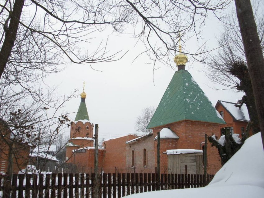 Сергиев Посад. Часовня Николая Чудотворца на участке Ф.Ф. Конюхова. общий вид в ландшафте, Вид  с  северо-востока,  на  дальнем  плане  видна  Сергиевская  часовня.