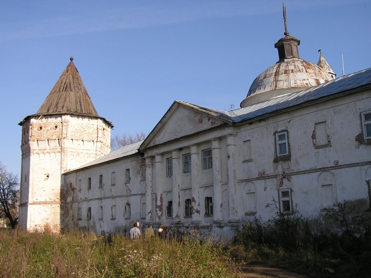 Луговой. Николо-Пешношский монастырь. Церковь Димитрия, митрополита Ростовского, в больничном корпусе. фасады