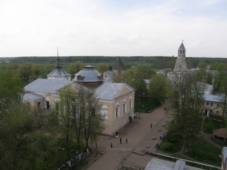 Луговой. Николо-Пешношский монастырь. Церковь Сретения Господня в трапезном корпусе. дополнительная информация, Вид с колокольни на Сретенскую церковь XVI-XIXвв.