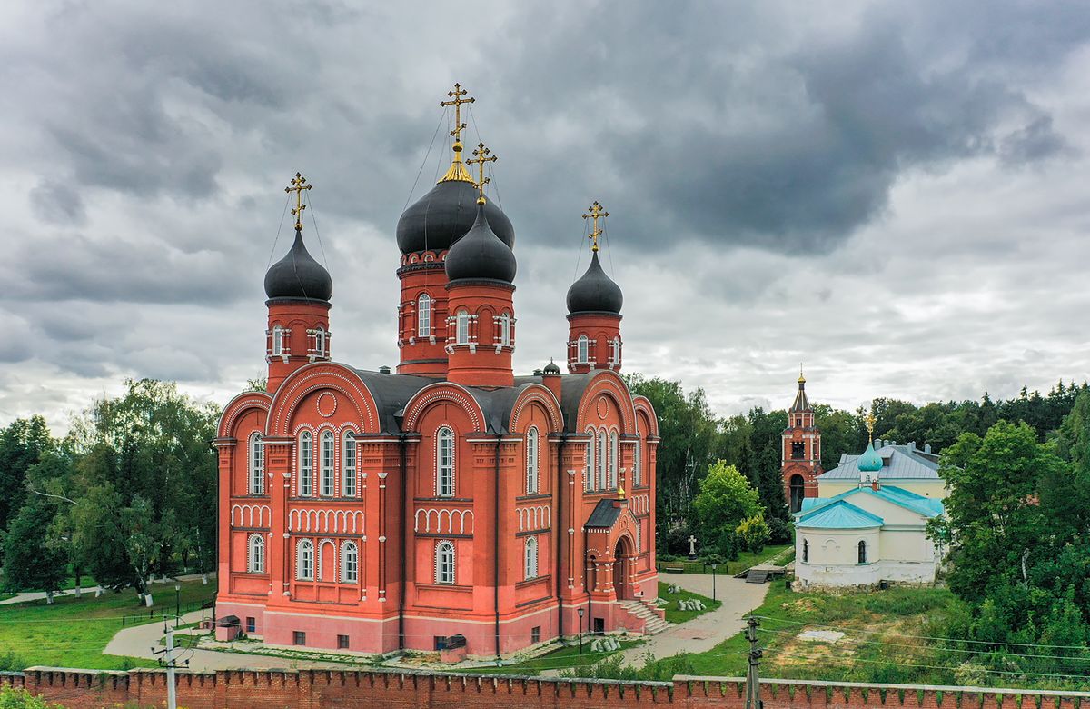 общий вид в ландшафте. Крестовоздвиженский Иерусалимский монастырь. Собор Вознесения Господня, Горки Ленинские, пос. санатория (Ленинский городской округ, Московская область)