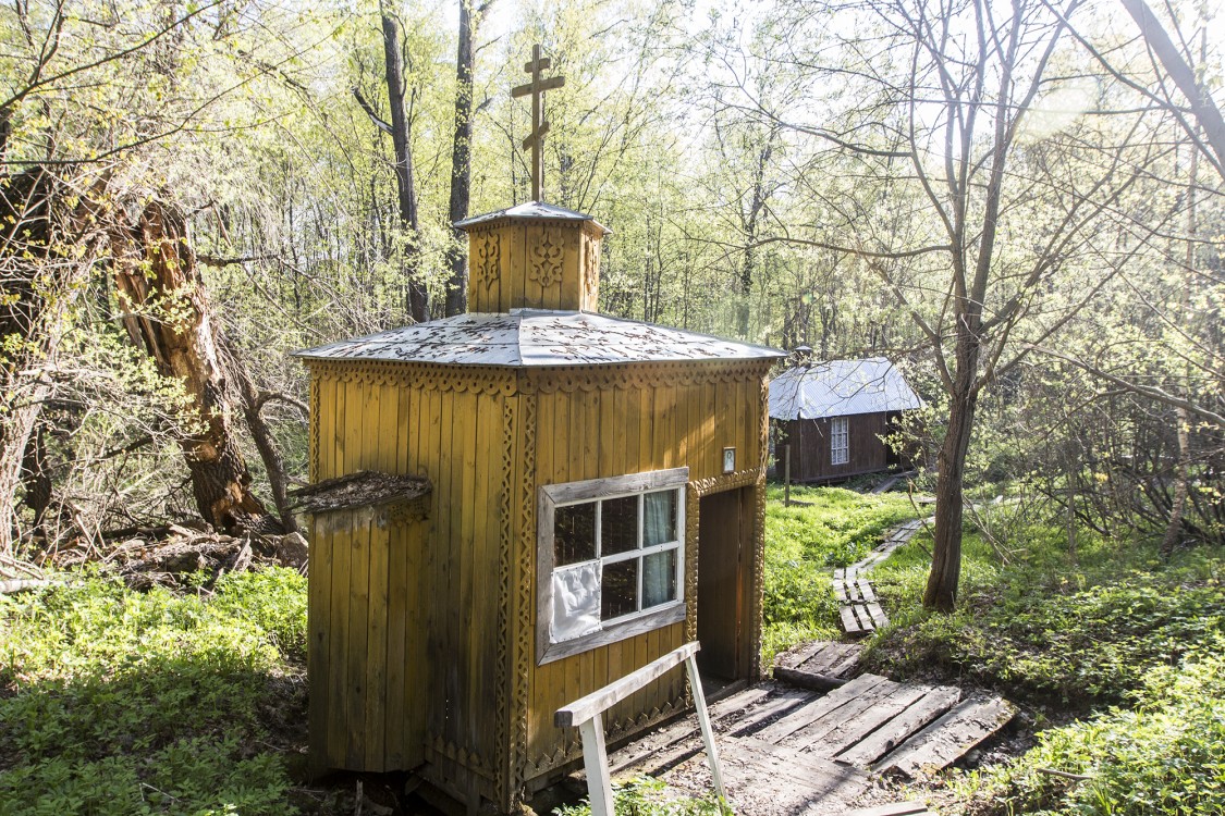 Церковь Казанской иконы Божией Матери, Доскино (Богородский район, Нижегородская область). дополнительная информация, Вблизи Святой источник. На заднем плане Купель