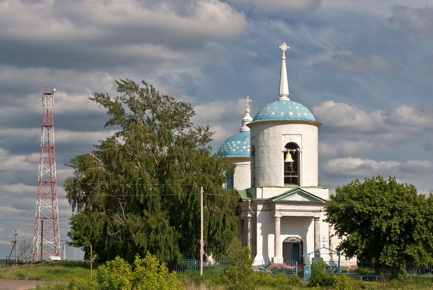 Кокрять. Церковь Космы и Дамиана. общий вид в ландшафте