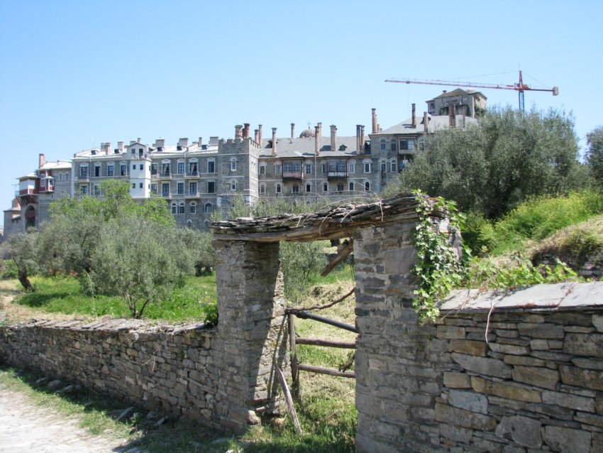 Монастырь Ватопед, Афон (Ἀθως) (Айон-Орос (Άγιον Όρος), Греция). общий вид в ландшафте
