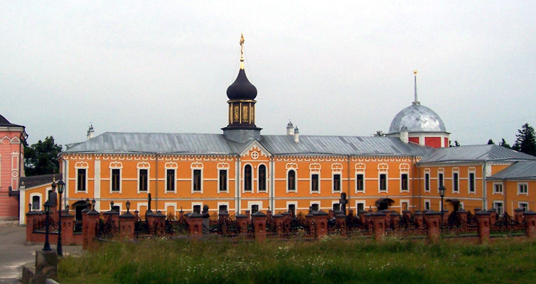 Вознесенская Давидова Пустынь. Церковь Всех Святых в трапезном корпусе, Новый Быт (Чеховский городской округ, Московская область). общий вид в ландшафте
