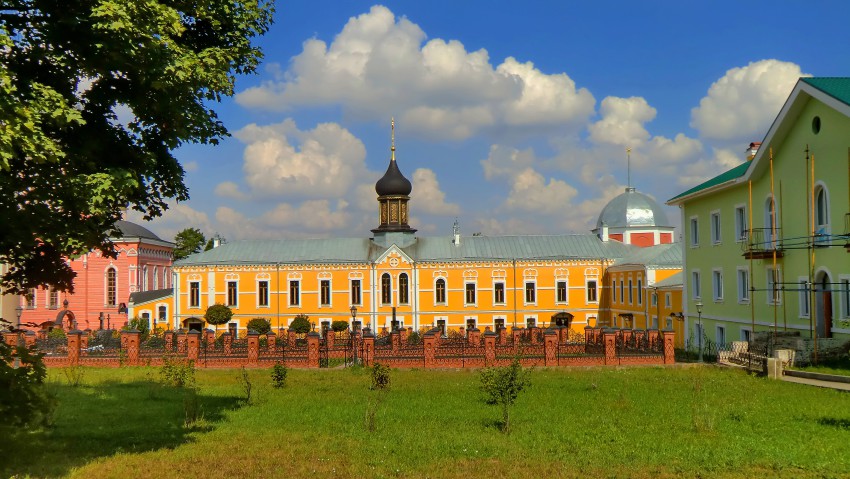 Вознесенская Давидова Пустынь. Церковь Всех Святых в трапезном корпусе, Новый Быт (Чеховский городской округ, Московская область). общий вид в ландшафте