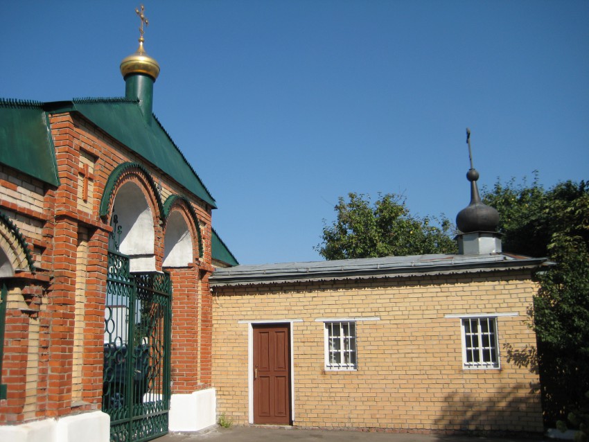 Павловский Посад. Покровско-Васильевский мужской монастырь. Церковь Андрея Рублева. общий вид в ландшафте