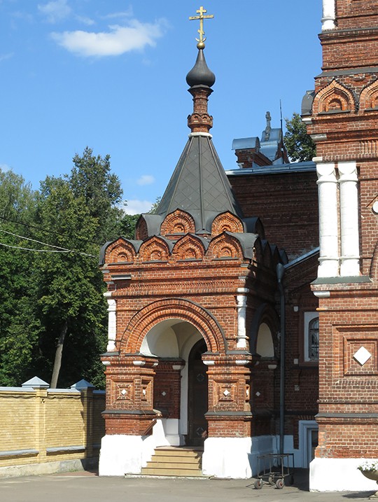 Павловский Посад. Покровско-Васильевский мужской монастырь. Собор Покрова Пресвятой Богородицы. архитектурные детали, Крыльцо с северо-западной стороны собора Покрова Пресвятой Богородицы.