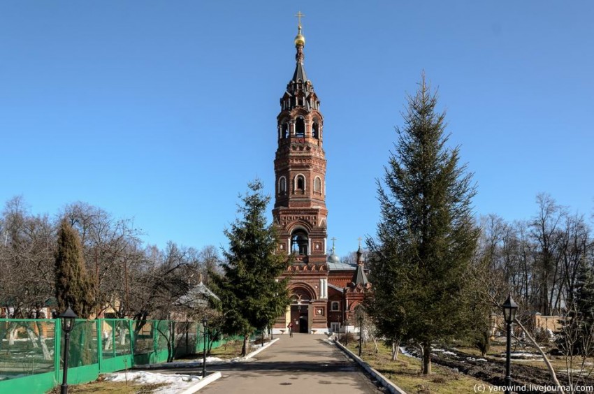 Павловский Посад. Покровско-Васильевский мужской монастырь. Собор Покрова Пресвятой Богородицы. общий вид в ландшафте