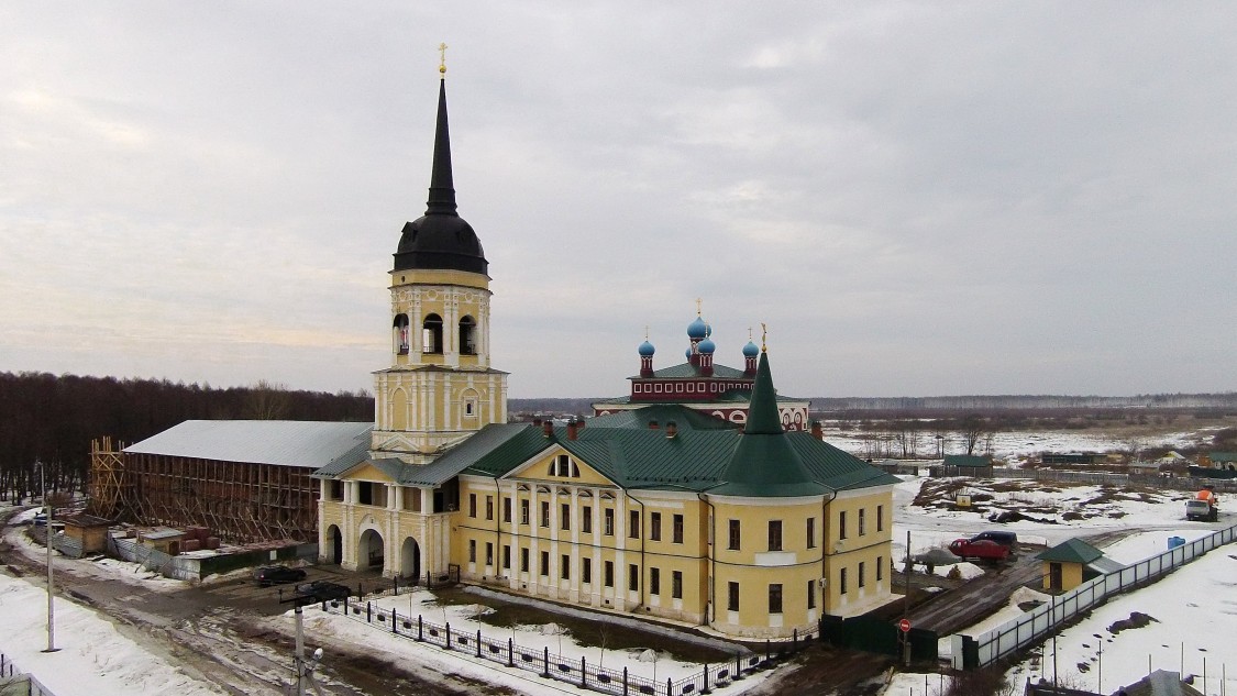Николо-Радовицкий монастырь. Церковь Петра и Павла в надвратной колокольне, Радовицы (Егорьевский городской округ, Московская область). общий вид в ландшафте