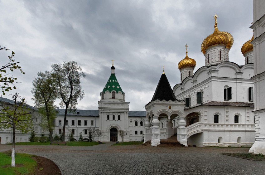 Святые ипатьевского монастыря. Свято-Троицкий Ипатьевский мужской монастырь, Кострома. Ипатьевский монастырь Кострома. Кострома Свято-Троицкий Ипатьевский монастырь надвратный храм. Кострома Ипатьевский монастырь в Костроме.