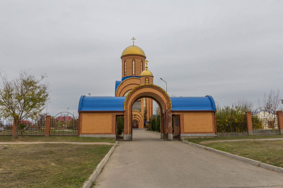 Будённовск. Церковь Воскресения Словущего. фасады, Главные врата