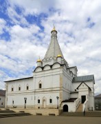 Серпухов. Введенский Владычный монастырь. Церковь Георгия Победоносца  в трапезном корпусе