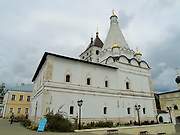 Серпухов. Введенский Владычный монастырь. Церковь Георгия Победоносца  в трапезном корпусе