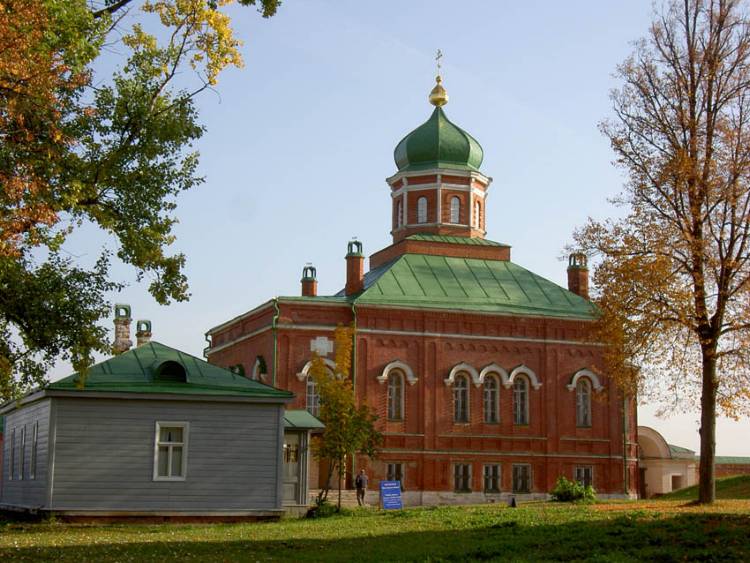 Семёновское (Бородинского с/о). Спасо-Бородинский монастырь. Церковь Усекновения главы Иоанна Предтечи в новом трапезном корпусе. фасады