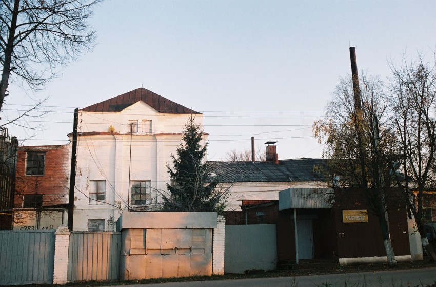 Церковь Успения Пресвятой Богородицы, Богородск (Богородский район, Нижегородская область). документальные фотографии, Современный вид Церкви Успения Божией Матери с расположенным в ней хлебозаводом. Варварский слой штукатурки не позволяет рассмотреть архитектурные особенности бывшего храма