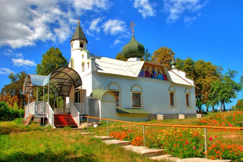 Киев. Церковь Троицы Живоначальной на Батыевой горе. общий вид в ландшафте