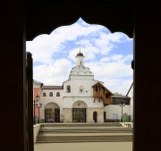 Серпухов. Введенский Владычный монастырь. Церковь Феодота Анкирского  над Святыми вратами