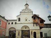 Серпухов. Введенский Владычный монастырь. Церковь Феодота Анкирского  над Святыми вратами