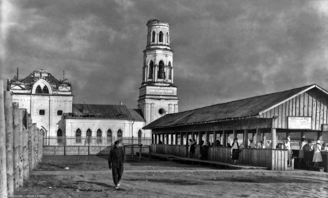 Богородск. Церковь Успения Пресвятой Богородицы. архивная фотография, Торговые ряды на фоне полуразрушенной церкви Успения Божией Матери. Снимок сделан богородским фотографом Дмитрием Матвеевичем Лапкиным. Фоторепродукции выполнены Виктором Александровичем Гурьевым с оригинальных стеклянных негативов 18x24 еще в 1993 году и впоследствии оцифрованы. Источник: http://bgforum.ru/photo_guriev/6382/ 