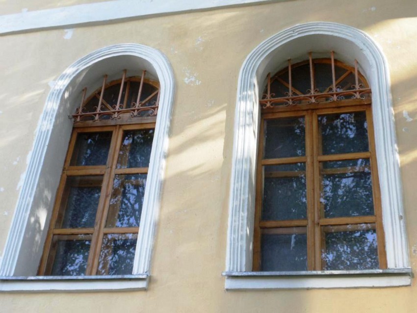 Параклит-Тарбеева пустынь. Церковь Параклита, Смена (Сергиево-Посадский городской округ, Московская область). архитектурные детали, Окна южного фасада