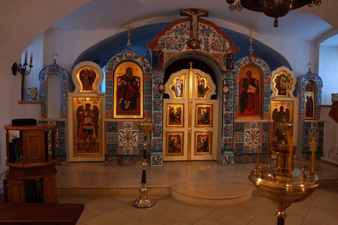 Параклит-Тарбеева пустынь. Церковь Параклита, Смена (Сергиево-Посадский городской округ, Московская область). интерьер и убранство, Нижний храм