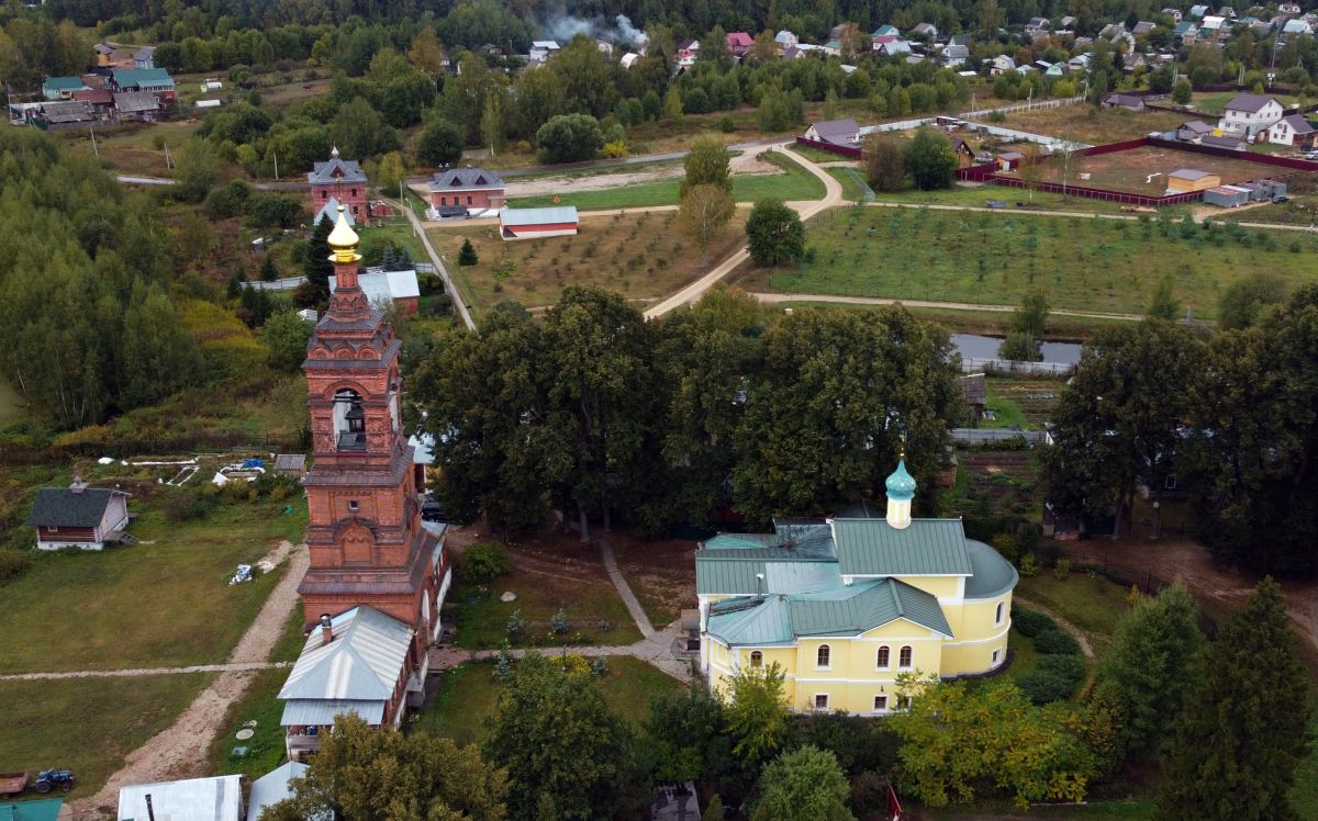 Параклит-Тарбеева пустынь. Церковь Параклита, Смена (Сергиево-Посадский городской округ, Московская область). общий вид в ландшафте
