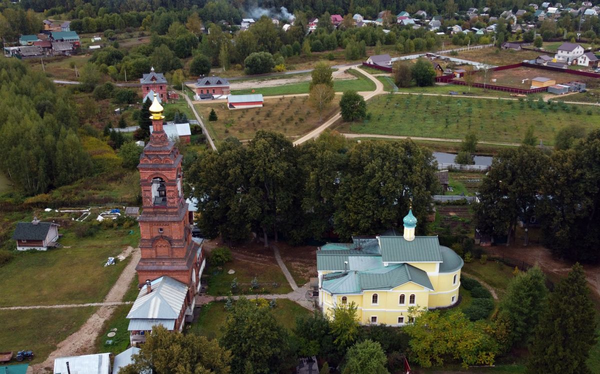 Смена. Параклит-Тарбеева пустынь. Церковь Параклита. общий вид в ландшафте