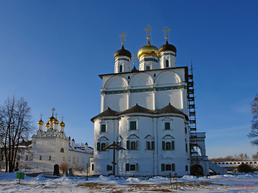 Теряево. Успенский Иосифо-Волоцкий монастырь. Собор Успения Пресвятой Богородицы. фасады