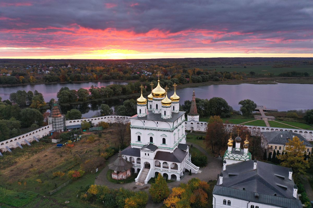 общий вид в ландшафте. Успенский Иосифо-Волоцкий монастырь. Собор Успения Пресвятой Богородицы, Теряево (Волоколамский городской округ, Московская область)
