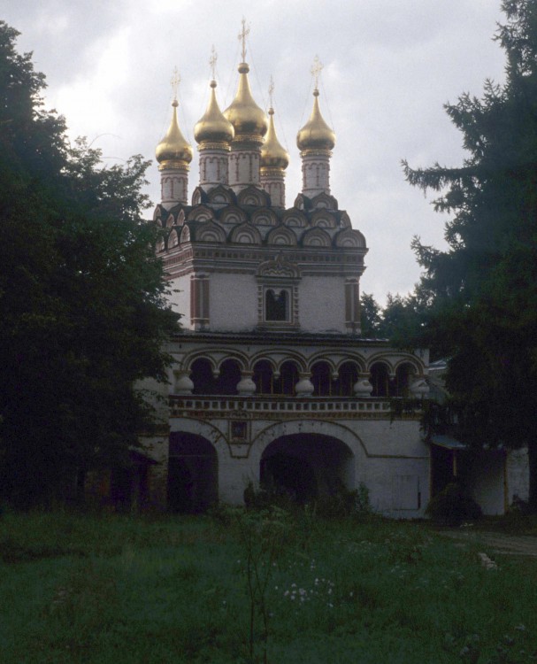 Успенский Иосифо-Волоцкий монастырь. Церковь Петра и Павла над Святыми вратами, Теряево (Волоколамский городской округ, Московская область). фасады