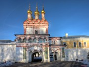 Теряево. Успенский Иосифо-Волоцкий монастырь. Церковь Петра и Павла над Святыми вратами