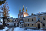 Теряево. Успенский Иосифо-Волоцкий монастырь. Церковь Петра и Павла над Святыми вратами