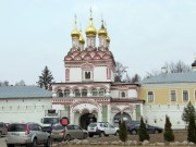 Теряево. Успенский Иосифо-Волоцкий монастырь. Церковь Петра и Павла над Святыми вратами