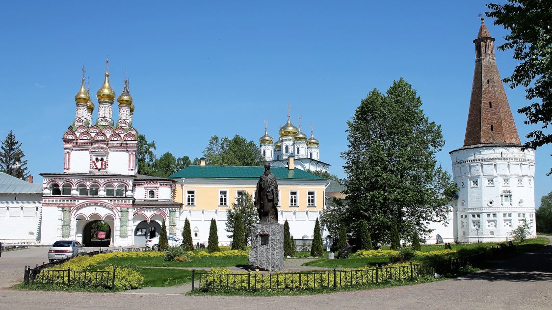 Теряево. Успенский Иосифо-Волоцкий монастырь. Церковь Петра и Павла над Святыми вратами. общий вид в ландшафте