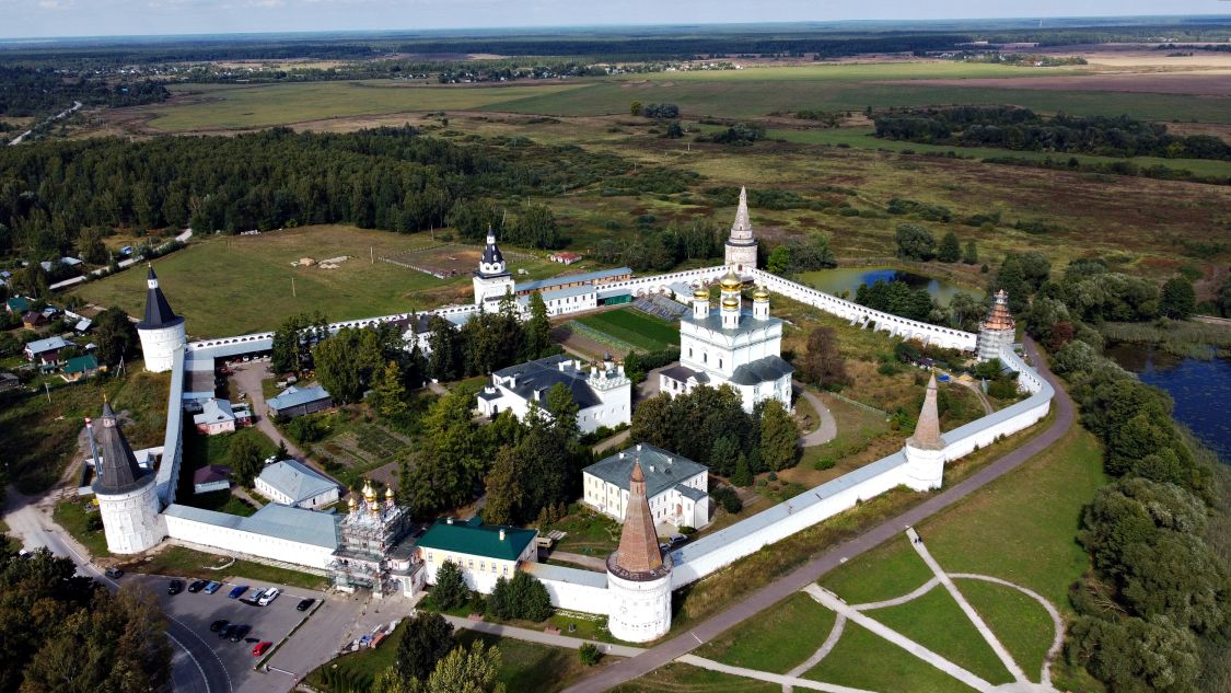 Успенский Иосифо-Волоцкий монастырь. Церковь Петра и Павла над Святыми вратами, Теряево (Волоколамский городской округ, Московская область). общий вид в ландшафте