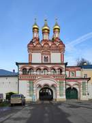 Теряево. Успенский Иосифо-Волоцкий монастырь. Церковь Петра и Павла над Святыми вратами