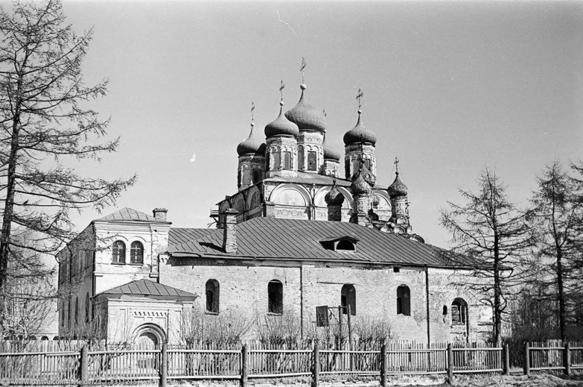Успенский Иосифо-Волоцкий монастырь. Церковь Богоявления Господня в трапезном корпусе, Теряево (Волоколамский городской округ, Московская область). архивная фотография, Фото с сайта pastvu.ru Фото 1970-х годов.