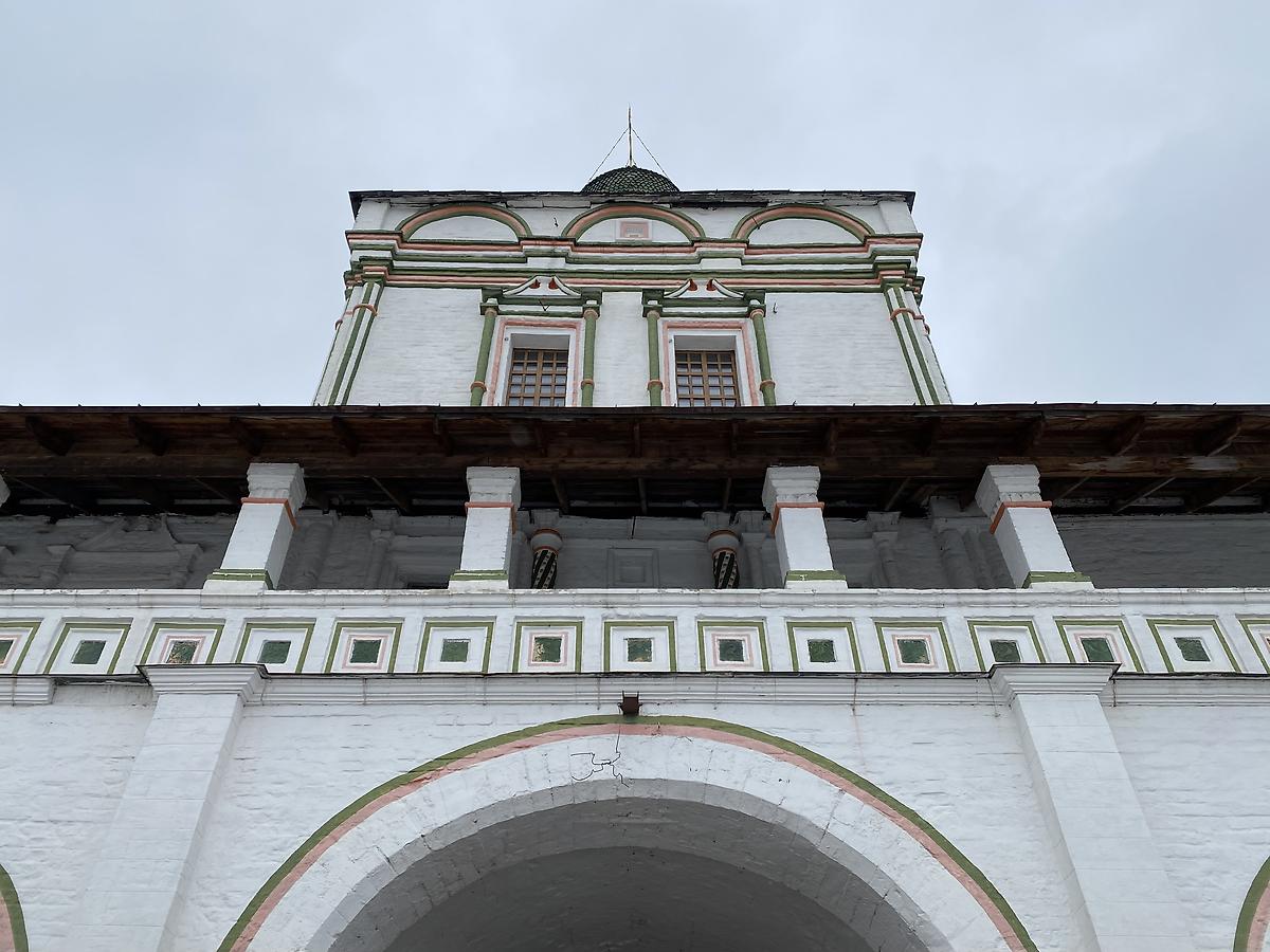 Южный фасад, архитектурные детали. Краснохолмская Ново-Соловецкая Марчуговская пустынь. Церковь Зосимы и Савватия Соловецких, Фаустово (Красный холм) (Воскресенский городской округ, Московская область)