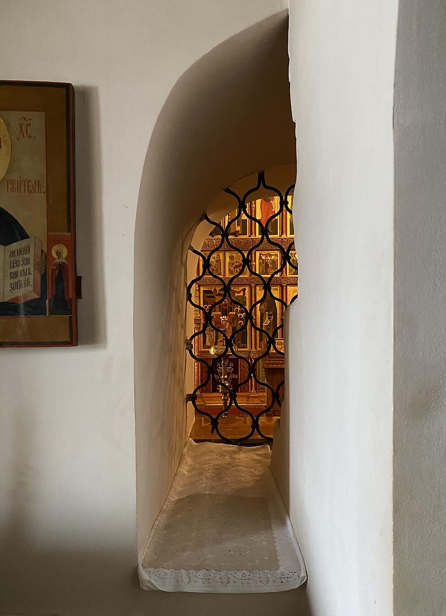 Проём между трапезной и главным объёмом нижнего храма, интерьер и убранство. Краснохолмская Ново-Соловецкая Марчуговская пустынь. Церковь Троицы Живоначальной, Фаустово (Красный холм) (Воскресенский городской округ, Московская область)