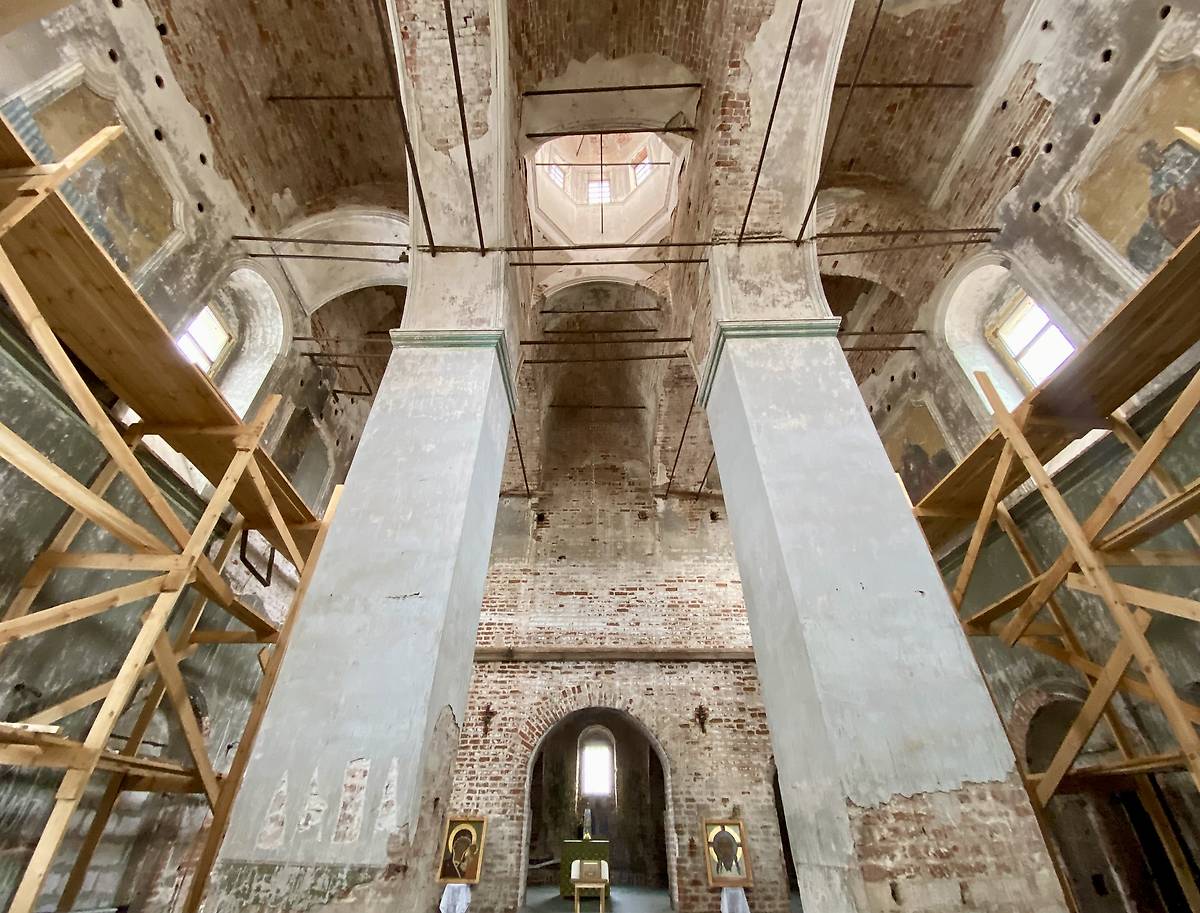 Интерьер верхнего храма, документальные фотографии. Краснохолмская Ново-Соловецкая Марчуговская пустынь. Церковь Троицы Живоначальной, Фаустово (Красный холм) (Воскресенский городской округ, Московская область)