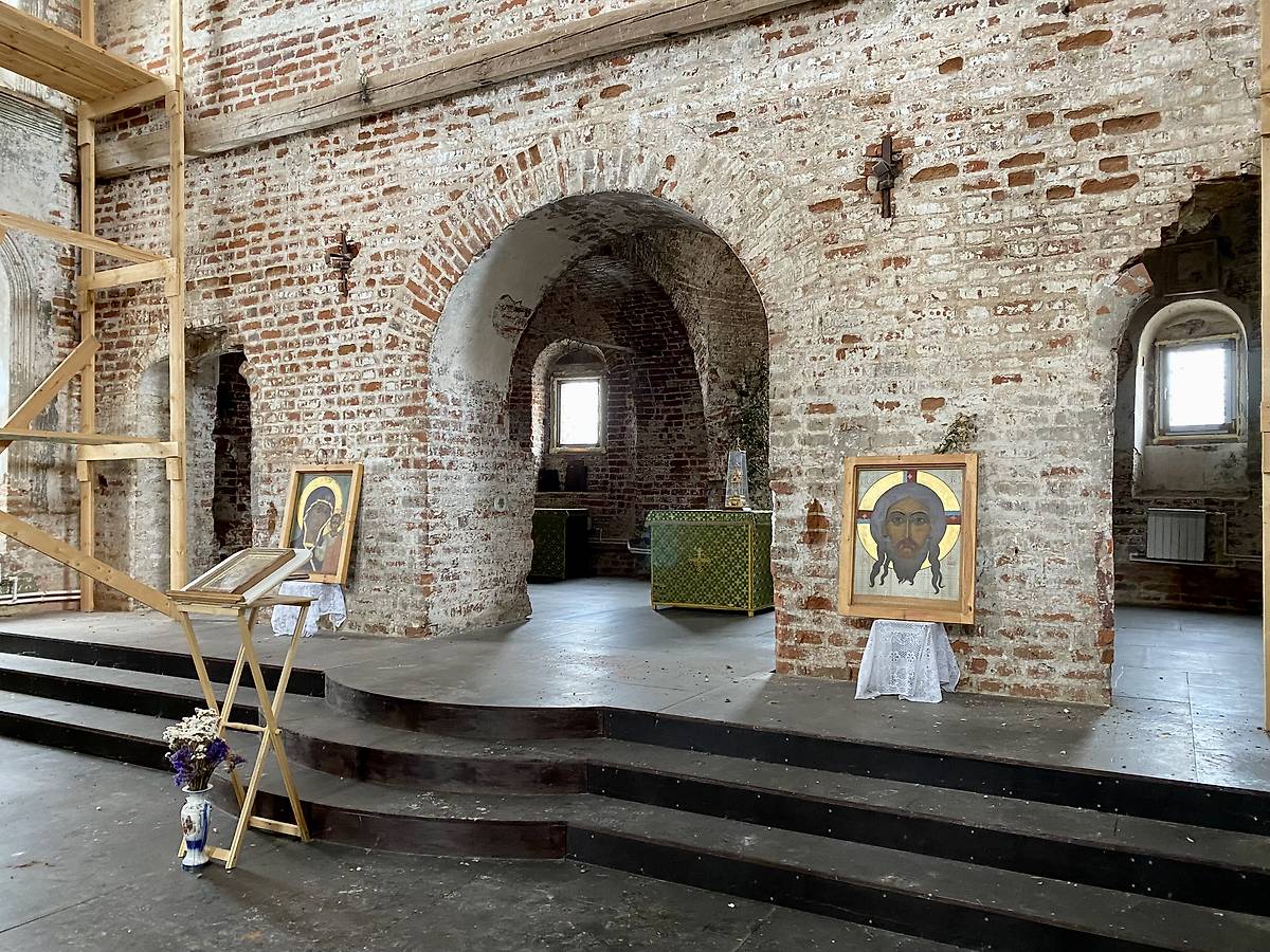 Алтарь верхнего храма, интерьер и убранство. Краснохолмская Ново-Соловецкая Марчуговская пустынь. Церковь Троицы Живоначальной, Фаустово (Красный холм) (Воскресенский городской округ, Московская область)